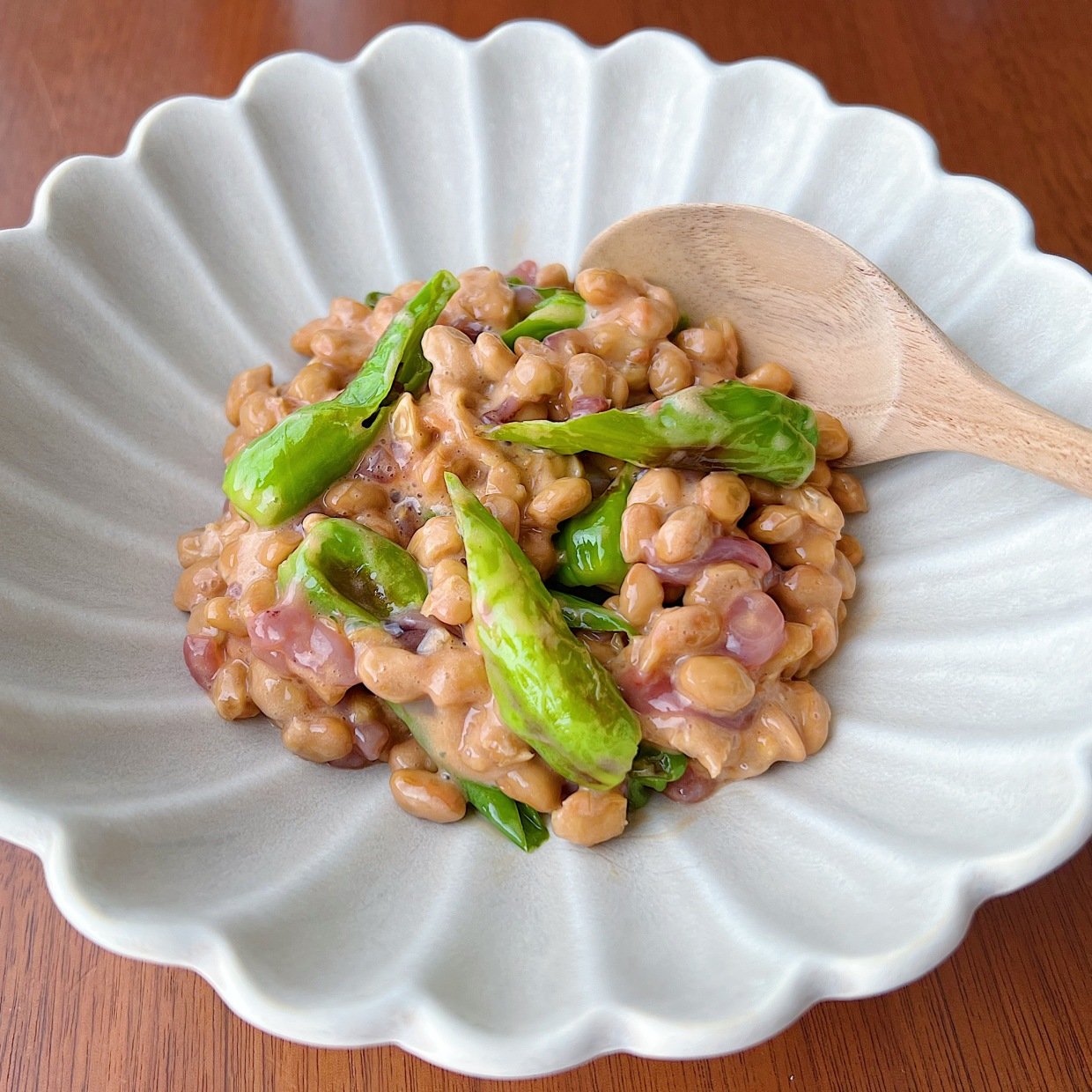  「納豆」にいれるだけで美肌力UP！油で炒めると“栄養の吸収率が高まる夏野菜”とは 