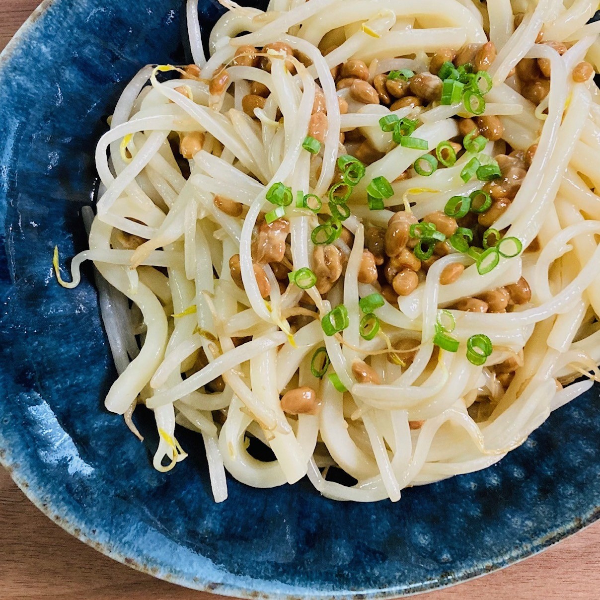  「納豆」万能すぎる…。“冷凍うどん・納豆・もやし”でつくる【夏休みの救世主レシピ】 