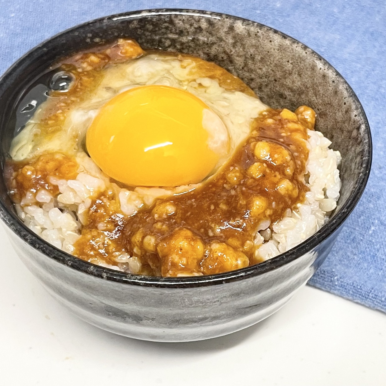  【子どもがハマった】冷蔵庫に余った調味料で作れる！いつもと違う「卵かけご飯」 