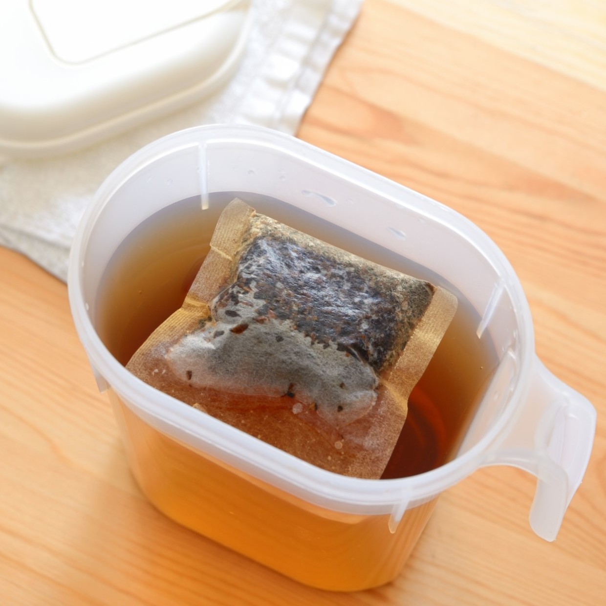  使い終わった「麦茶パック」捨てたら損！ニオイと汚れを一気に落とす“掃除に役立つ活用術” 