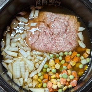 冷蔵に余った調味料や材料で簡単に作れる！子どもが喜ぶ「ガパオライス風」炊き込みご飯