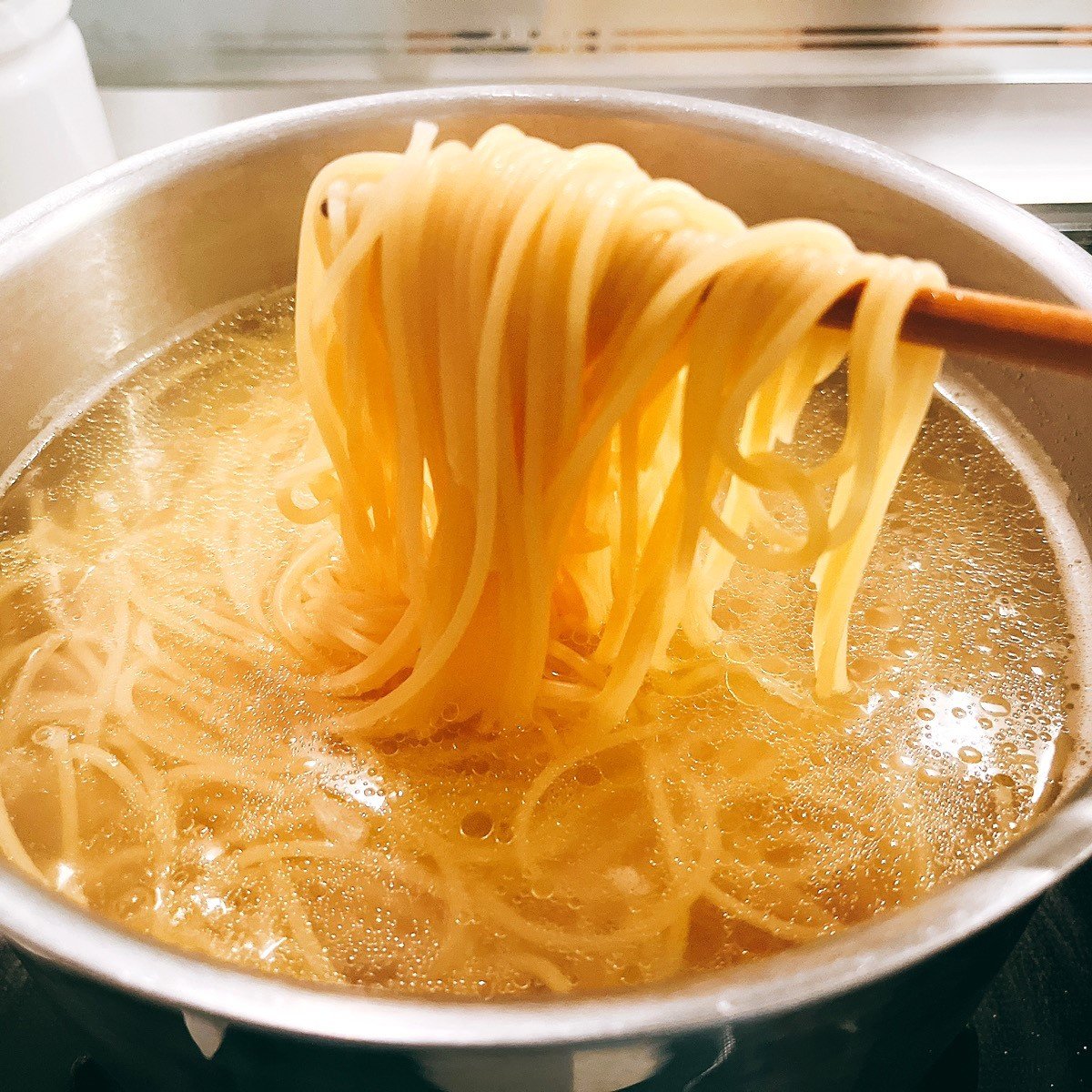  茹でた「パスタ」がくっつかなくなる裏ワザ。「鍋に調味料を入れるだけ」「湯切りもラク！」 