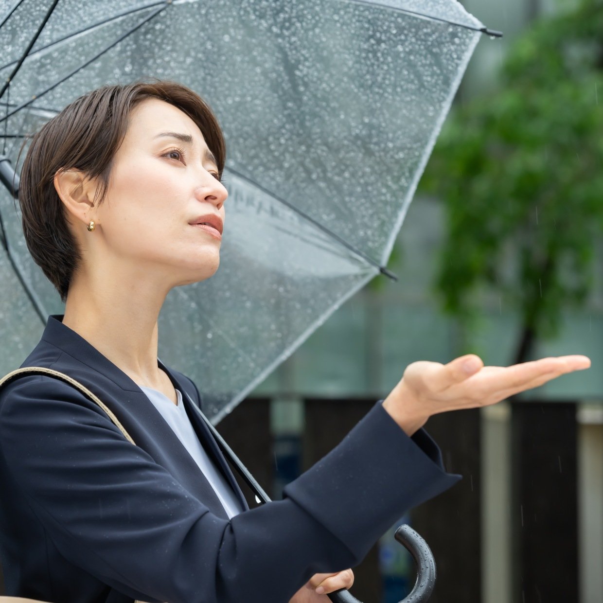  「幸福度が低い人」の雨の日の“３つの思考” 