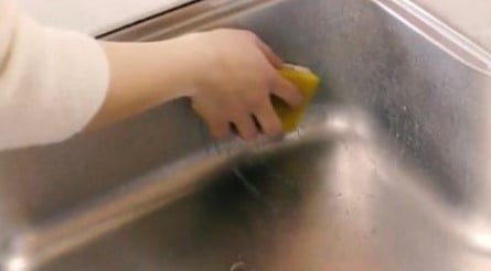 中性洗剤で落ちない「キッチンのシンク」の汚れが落ちる“掃除のコツ”「意外なもので汚れが落ちる!」