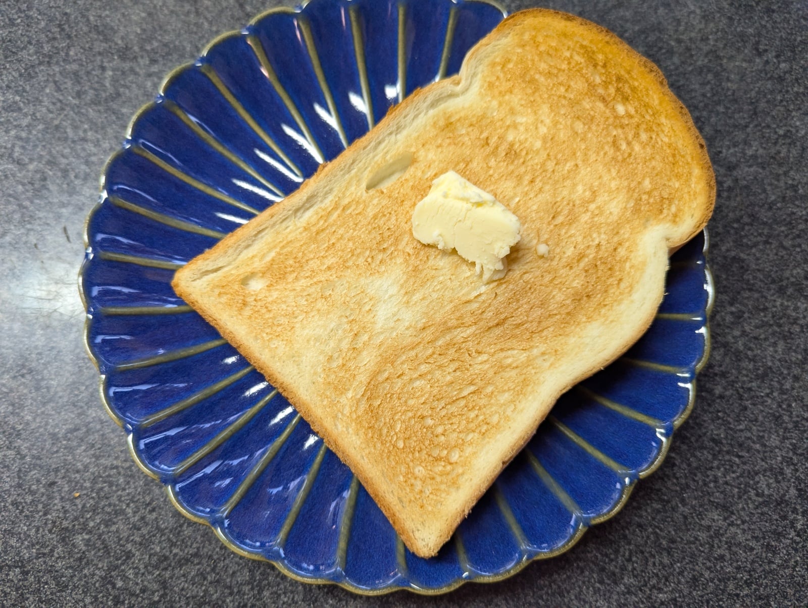 普通の「バタートースト」がもっとおいしくなる。最後に塗って欲しい“余りがちな調味料”とは