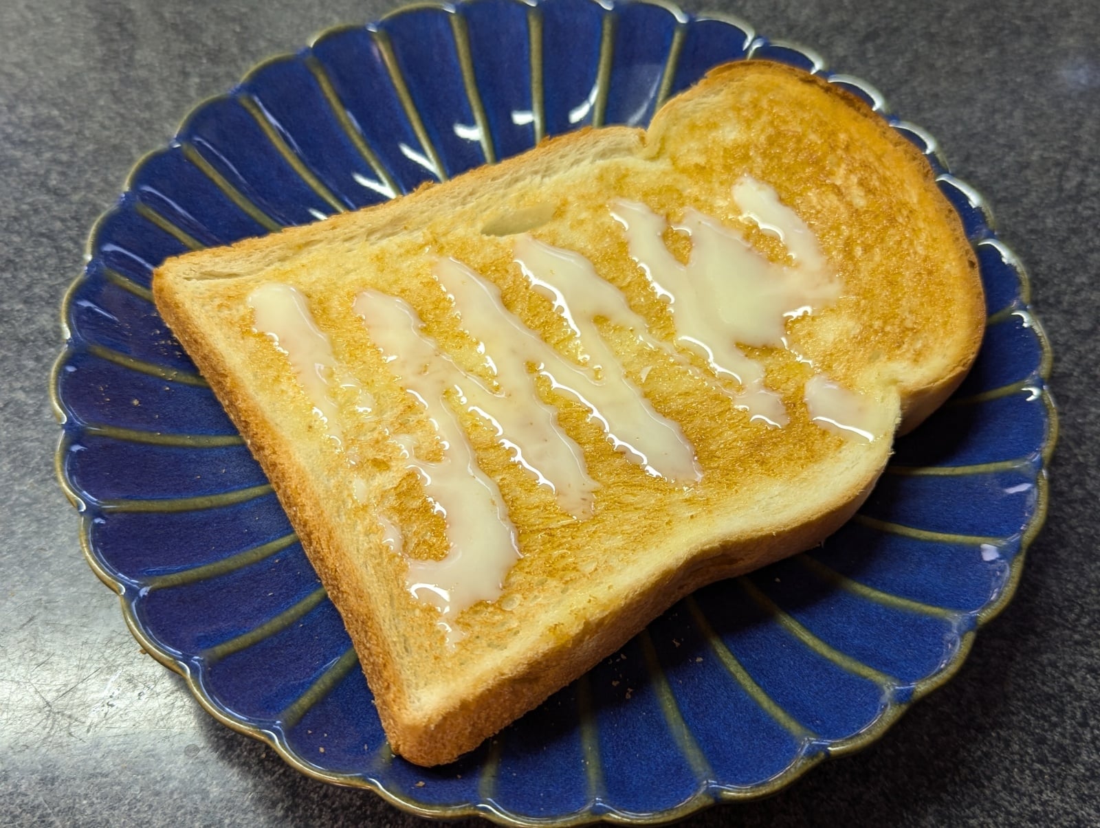 普通の「バタートースト」がもっとおいしくなる。最後に塗って欲しい“余りがちな調味料”とは