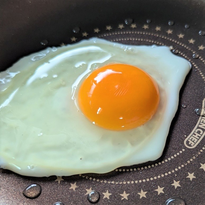  醤油だけじゃない目玉焼きの食べ方「旨味がアップした」「のせるだけで簡単」 