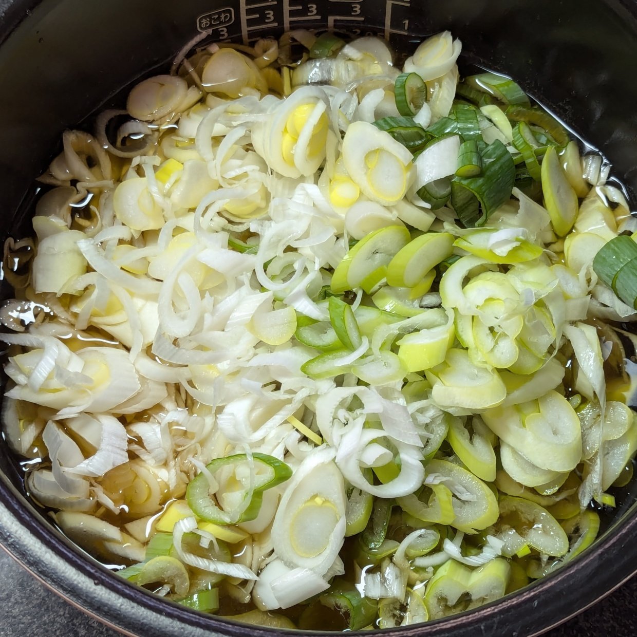  余った「長ネギ」があったら作って欲しい！「炊飯器」に入れてスイッチ押すだけ！血液サラサラ炊き込みご飯 