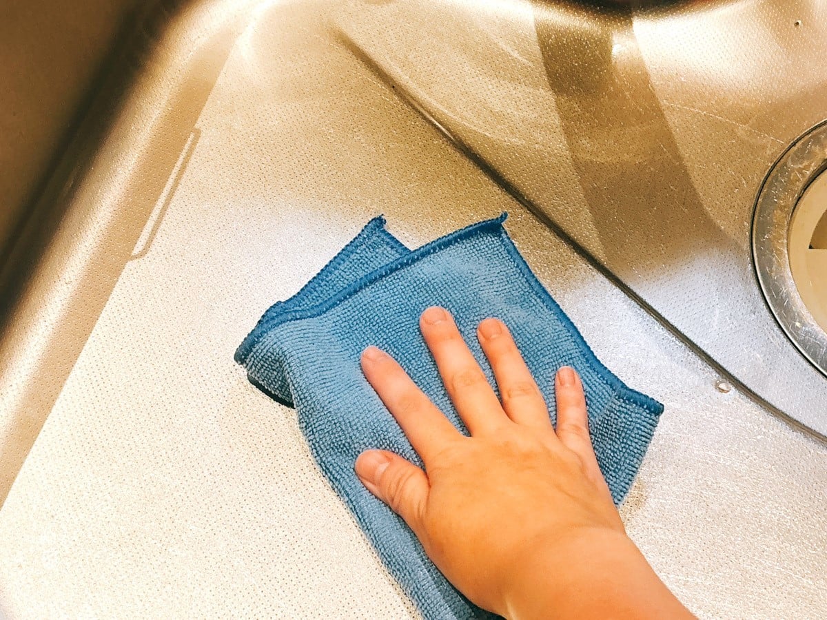 塩素系漂白剤は不要!「キッチンシンク」の“黒カビ汚れ”をたった5分で落とす“意外な洗剤”
