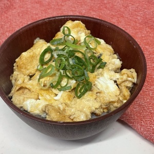 「卵」があれば5分で完成！「すき焼き風」の味付けでご飯がすすむ絶品丼「ハマりそう…」