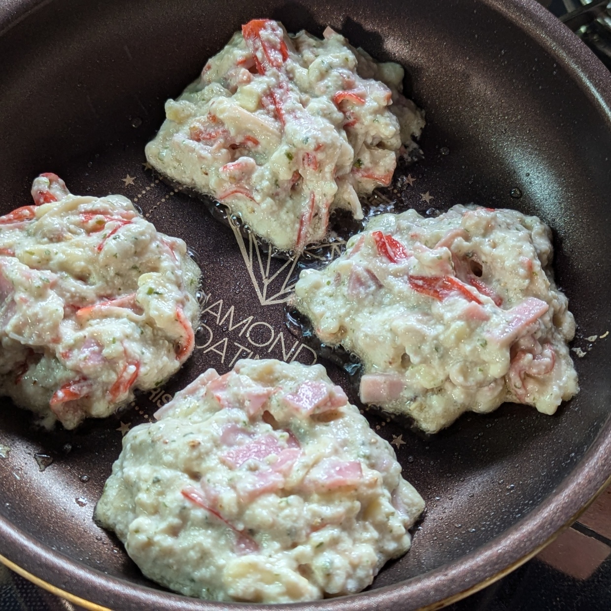 冷蔵庫にありがちな食品でヘルシーなハンバーグの完成「混ぜて焼くだけ！」「お弁当にもぴったり！」