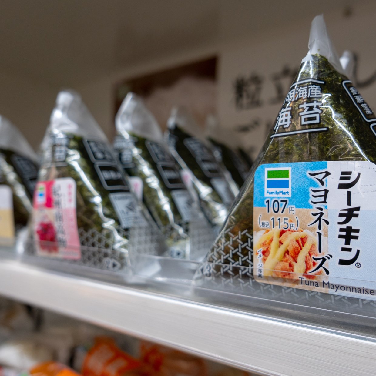  もう「コンビニおにぎり」は直接手で持たない！「手が汚れない」「もっと早く知りたかった…」「衛生的！」 