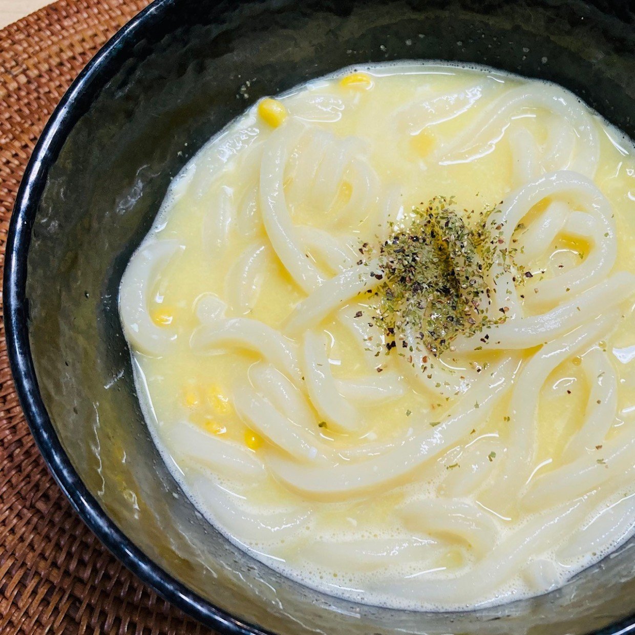  温めた「冷凍うどん」に混ぜる“意外過ぎるスープ”とは？冷える朝に食べたい“あったかメニュー” 