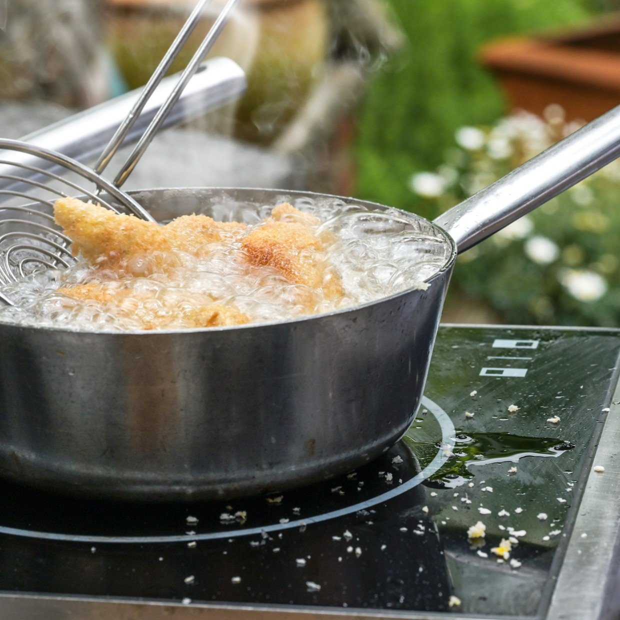  揚げ物後のキッチンの床に飛び散った油汚れを落とす方法「さっそくやる」 