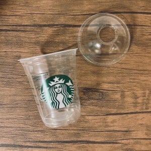 飲み終えた「スタバのプラカップ」の意外な活用術。「上から入れるだけ」「便利に整理できる！」