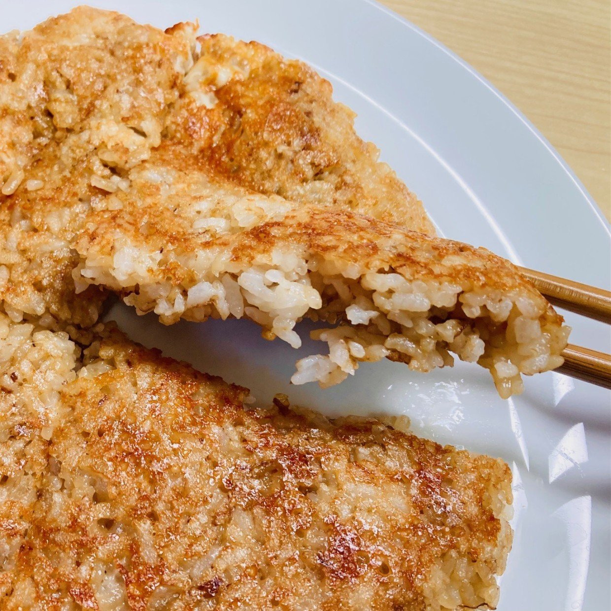  いつもの「焼きおにぎり」に戻れないかも…。カリカリ食感がやみつきになる“握らない新感覚レシピ” 