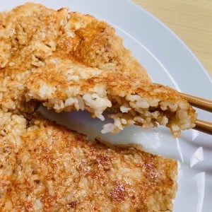 いつもの「焼きおにぎり」に戻れないかも…。カリカリ食感がやみつきになる“握らない新感覚レシピ”