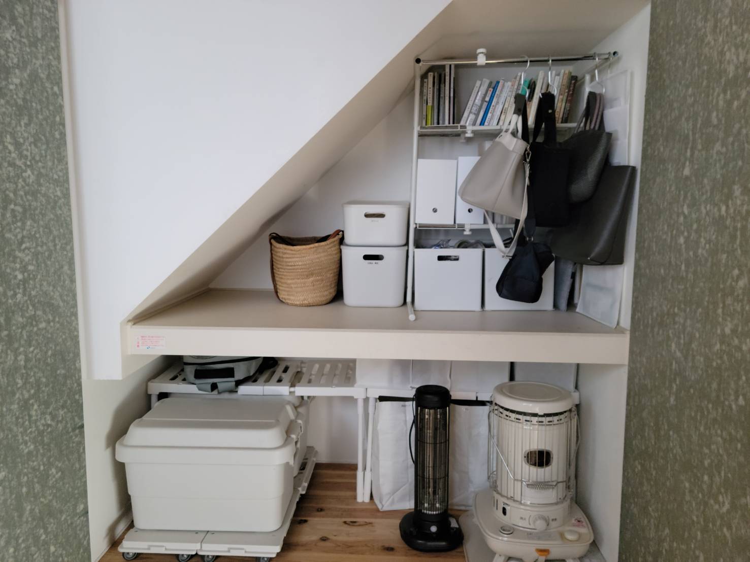 カビや虫を寄せ付ける原因になるかも…。やりがちな「押入れ」の“NG収納3つ”