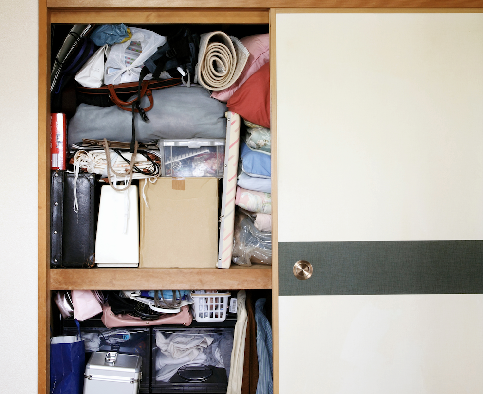 カビや虫を寄せ付ける原因になるかも…。やりがちな「押入れ」の“NG収納3つ”