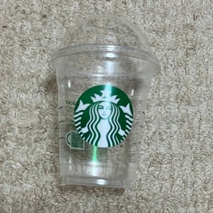 「スタバのカップ」の目からウロコな使い方。「取り出しやすい！」「車内のある場所にジャストフィット」