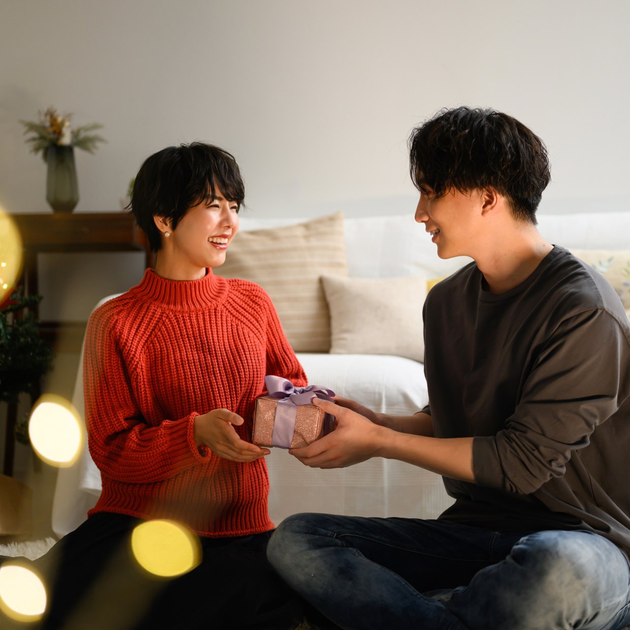  「仲がいい夫婦」がクリスマスに贈り合う“プレゼント”大公開！夫からもらって嬉しかった“意外なもの” 