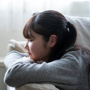 皮膚をひっかく、髪の毛を抜くはただの癖ではないかも。「子どもの抑うつ症状」を早期発見するポイント３つ