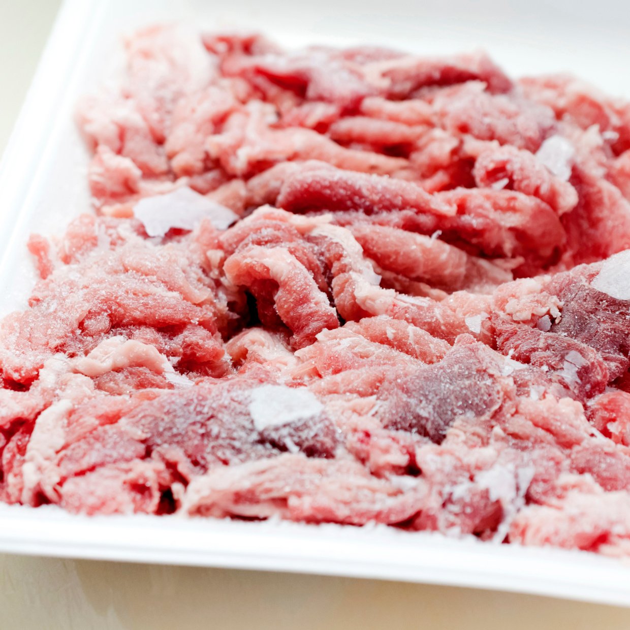  パックに入った「お肉」の“賢い冷凍保存術”「冷凍庫がスッキリ」「解凍もスムーズ！」 