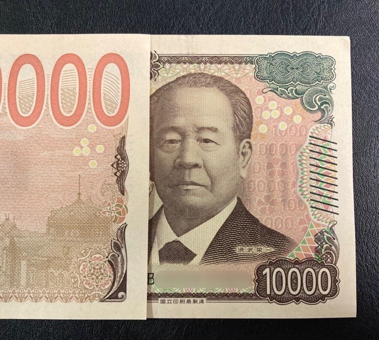 お札をキッチリ三つ折りにする方法。「お年玉をあげるときに使える 