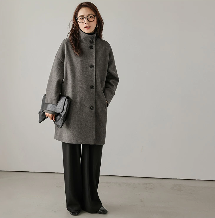 1着は持っておきたい。上品に見える40代向けスタンドカラーコート3選