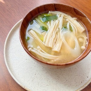 乾燥が気になる季節。「みそ汁」にいれると肌がよろこぶ“目元ケア”に摂りたいビタミンAを含む食材とは