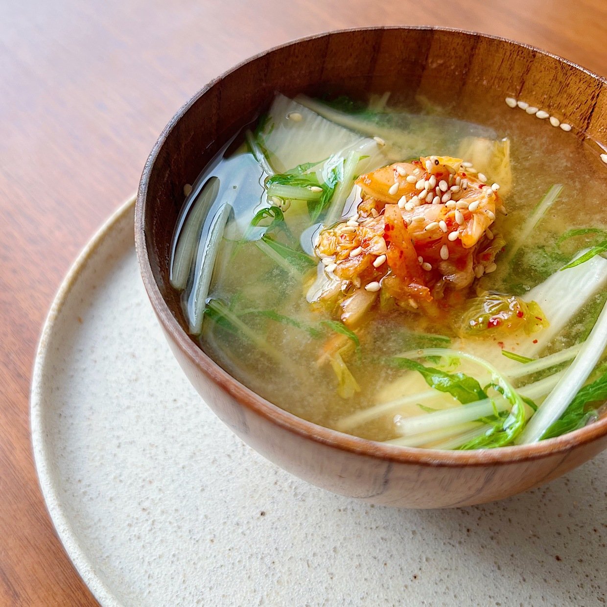  「みそ汁」にいれると腸が喜ぶ。水菜とキムチと合わせて食べたい食物繊維が豊富な“とろとろ食材”とは？ 