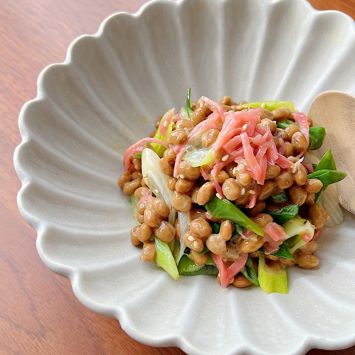  連休明けなのに疲れている人へ。「納豆」にいれると“血液サラサラが期待できる食材”とは？ 