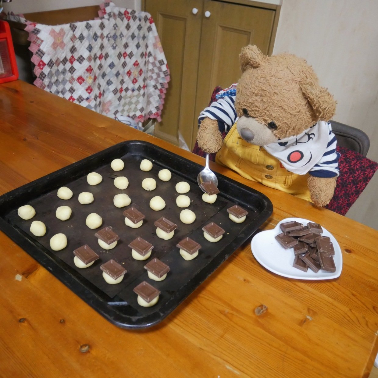  アーモンドを包んだ生地にチョコをのせて焼く“何度も作りたくなるバレンタインクッキー” 