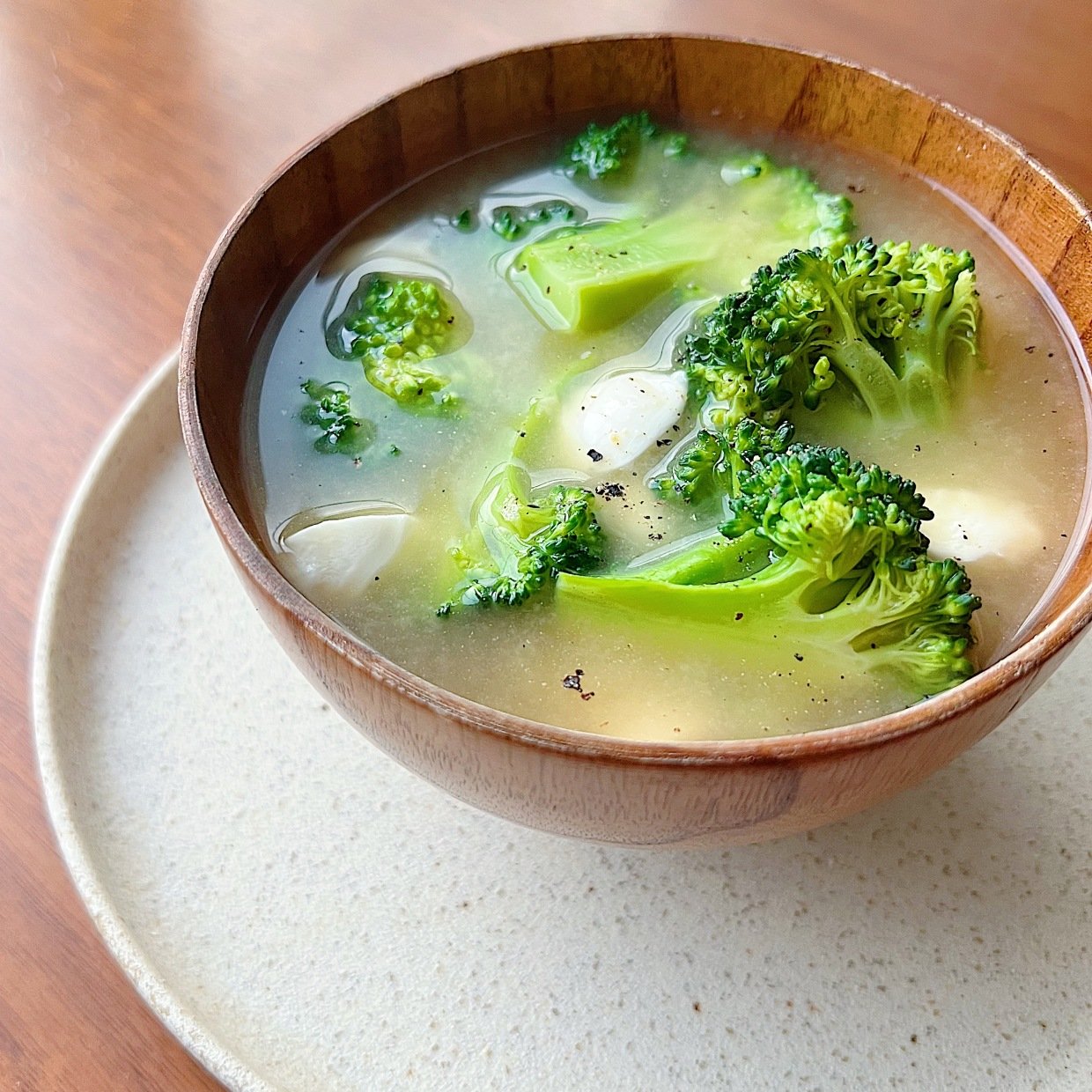  最近の寒暖差で便秘気味の人へ。「みそ汁」にいれると腸がよろこぶ“食物繊維が豊富な野菜”とは？ 