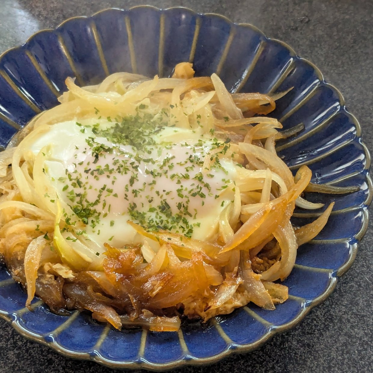  いつもの「目玉焼き」が格段においしくなる食べ方「ご飯何杯でもイケる」「卵かけご飯より好きだわ…」 