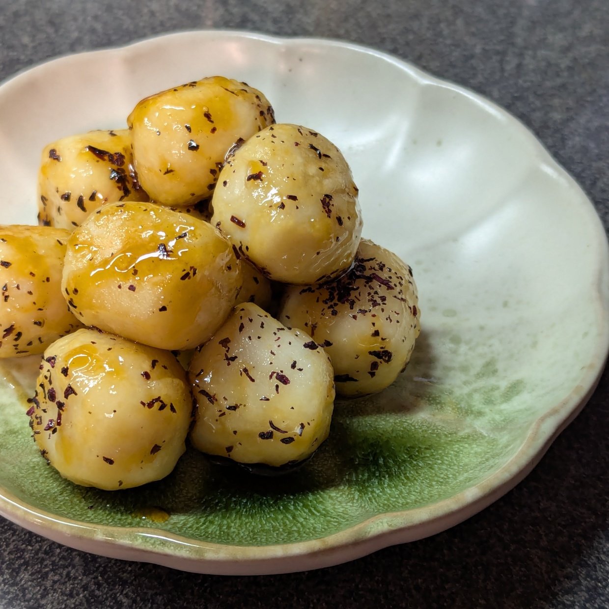  「里芋」は煮物以外でも簡単においしくなる！あと1品欲しい時の意外な食べ方「甘じょっぱくてクセになる」 