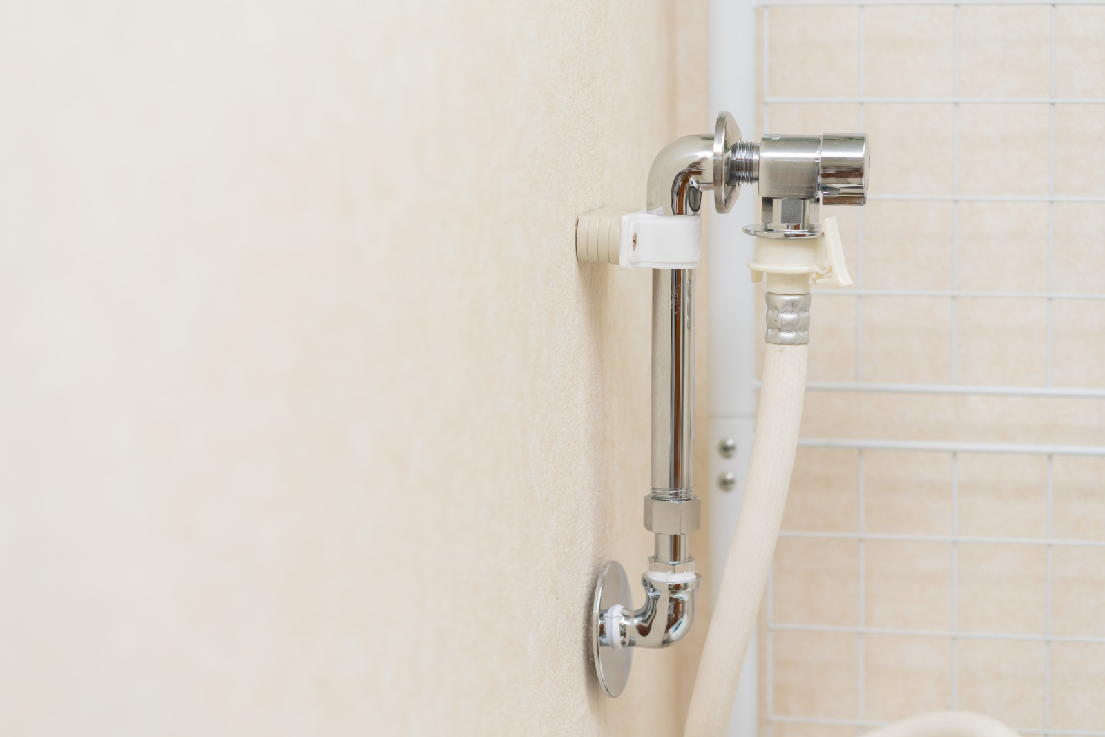勘違いしてた…。「洗濯機の水栓」を開けっ放しにする“3つのリスク”「常に全開だったわ…」