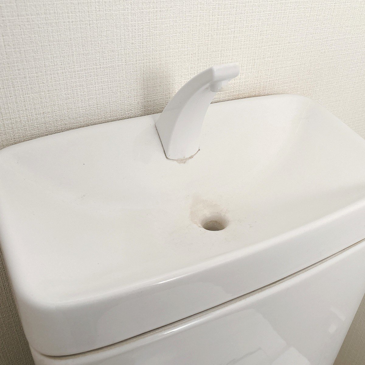  トイレの「手洗いボウル」の“厄介な黒ずみ”を落とすワザ→「意外！」「まさかのアイテム…（笑）」 