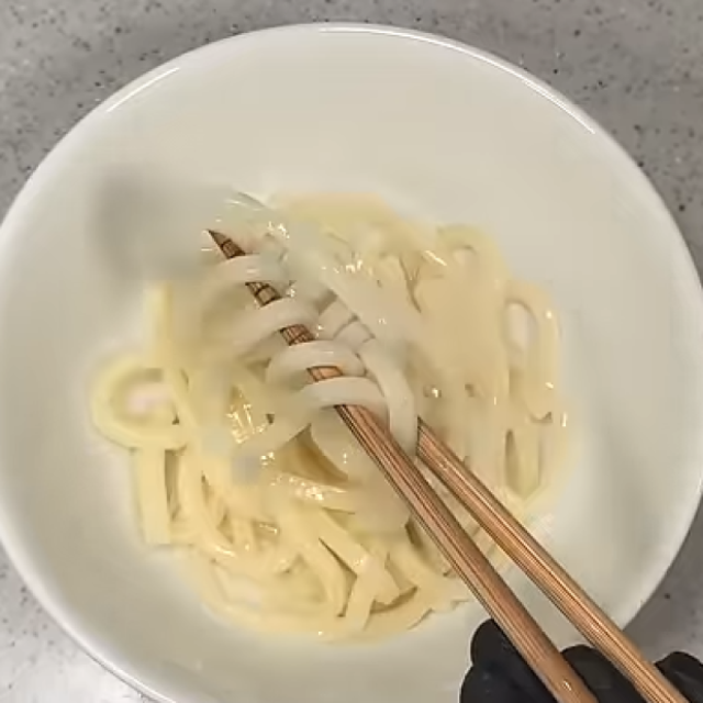  知らなきゃ損な裏技！家にある粉を使うだけで「冷凍うどん」が“つるつるの生麺”のような仕上がりになる 