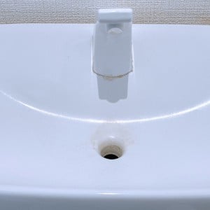 「トイレの手洗いボウル」の“黒ずみ・水アカ”をスルンと落とす「傷つけずに掃除」「ピカピカ」