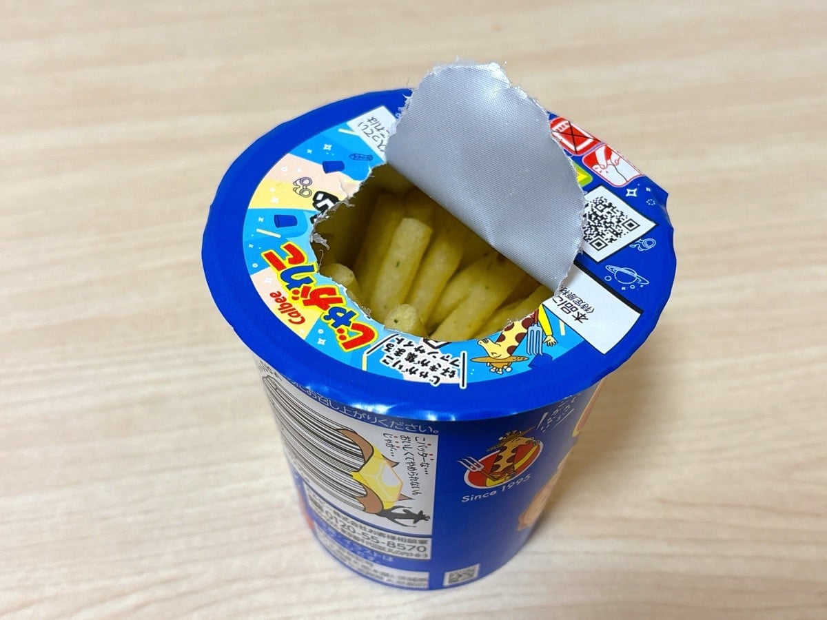 キレイに蓋を残せたじゃがりこ ふた”は剥がさないで！「じゃがりこ」の中身がこぼれにくい“意外な開け