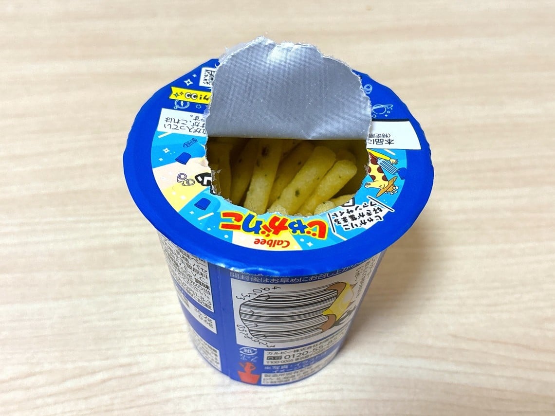 “ふた”は剥がさないで！「じゃがりこ」の中身がこぼれにくい“意外な開け方”「車内でも便利！」