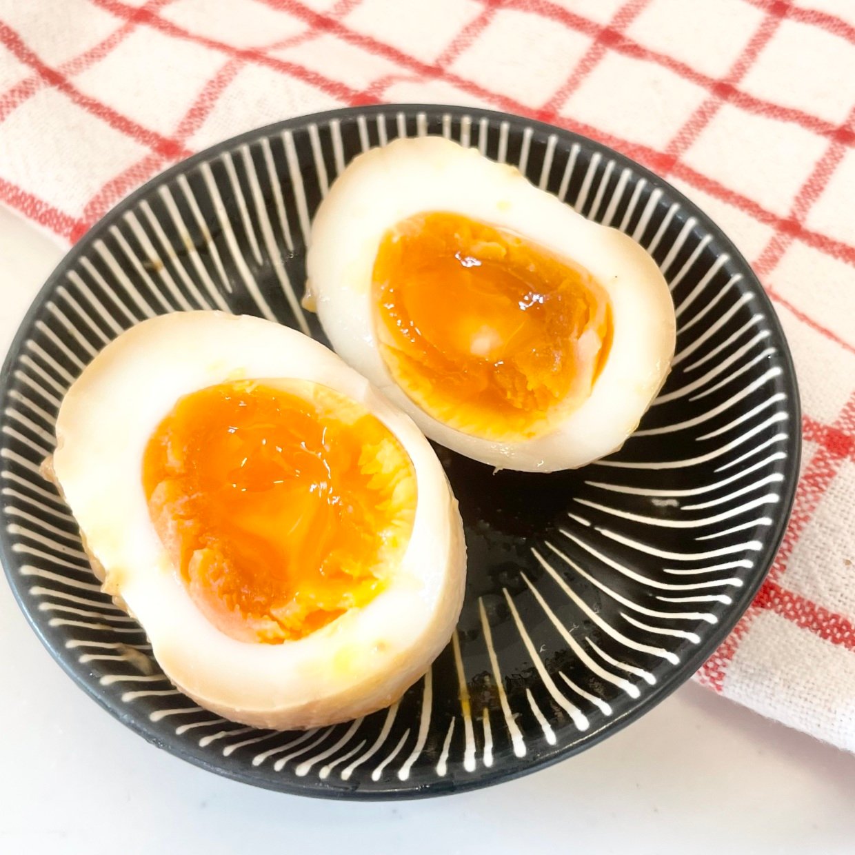  一度食べたらクセになる…。あまりがちな調味料に漬けるとレベルアップする「味玉」のつくり方 