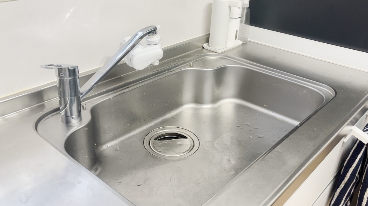 もうサボらない…。「シンクや排水口」の“水アカ・ヌメリを防ぐ”3つの掃除習慣「くすみがとれた！」