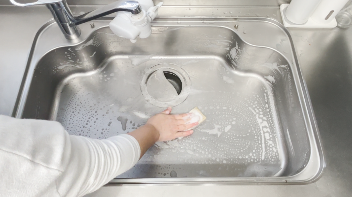 もうサボらない…。「シンクや排水口」の“水アカ・ヌメリを防ぐ”3つの掃除習慣「くすみがとれた！」