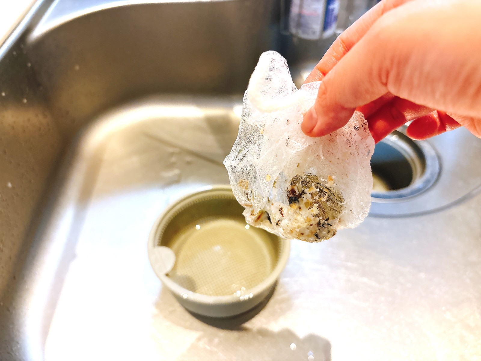 中性洗剤は使わない。「キッチンシンク」を毎日お手入れできる“意外な掃除術”「ズボラでも続く!」