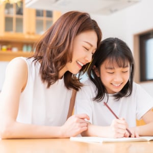 「塾に行かなくて大丈夫？」塾に通わない子の“家庭学習で効果が出た勉強法”【40代前後の女性に調査】