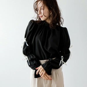 「どこで買ったの？」と聞かれる。友人とのランチに着ていきたい黒トップス3選【着るだけでおしゃれ】