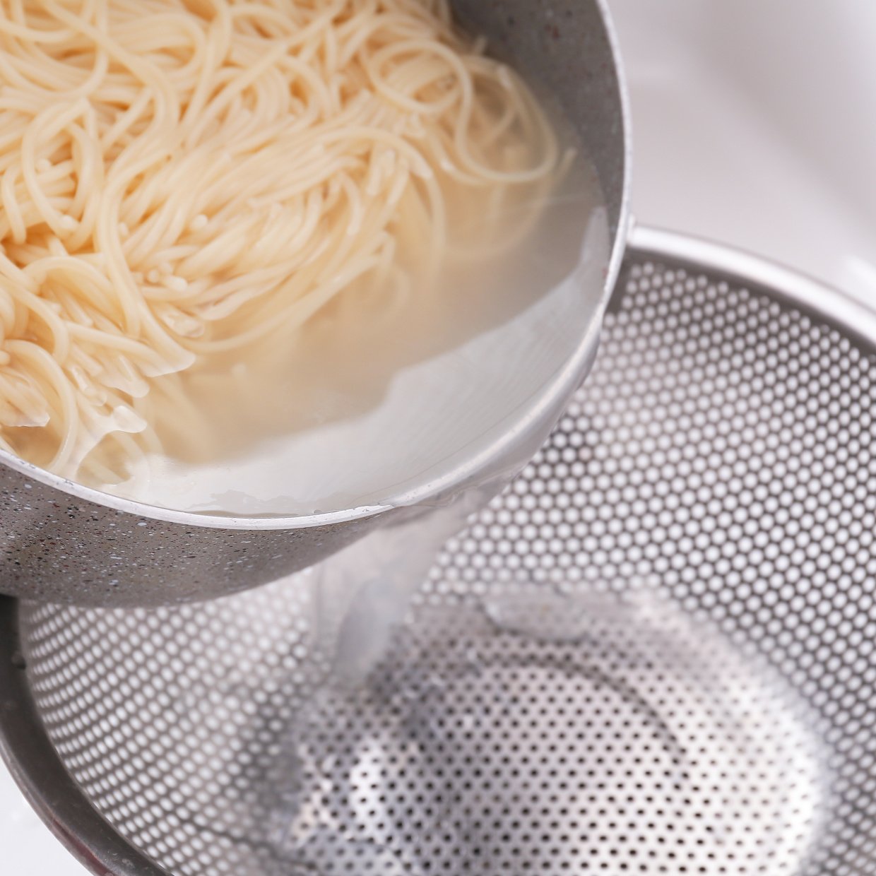  ザルは不要！目からウロコの“麺の湯切り方法”とは？「意外なものを使う」「洗いものが減る」 
