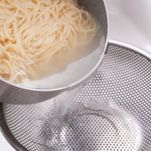 ザルは不要！目からウロコの“麺の湯切り方法”とは？「意外なものを使う」「洗いものが減る」
